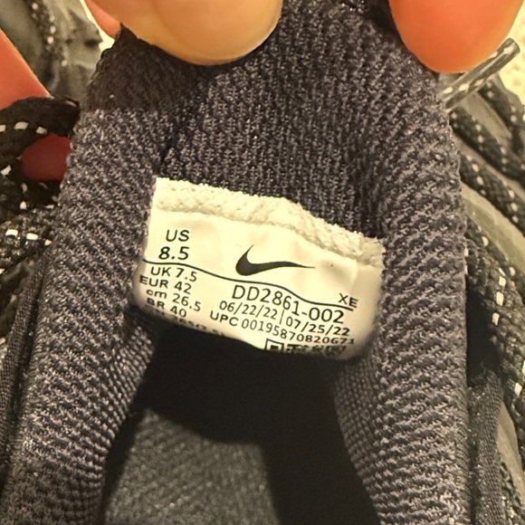 Nike Black and Gray Athletic Shoes - Picture 5 of 8